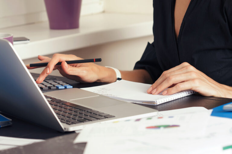 Close,Up,View,Of,Bookkeeper,Or,Financial,Inspector,Hands,Making