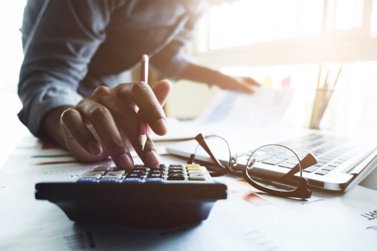 Close,Up,Of,Businessman,Or,Accountant,Hand,Holding,Pen,Working